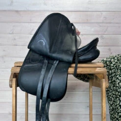 Used Stubben Genesis CL Dressage Saddle 17/N -Equine Worlds 332 L Flap 79780.1687460904