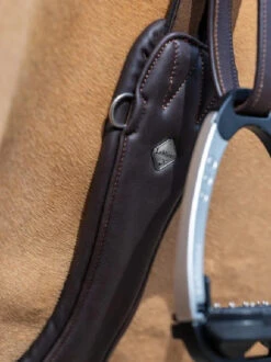 LeMieux Gel-Tek Anatomic Jumping Girth -Equine Worlds gel tek jump curve brown horse 5512 lemieux 40919.1670614302